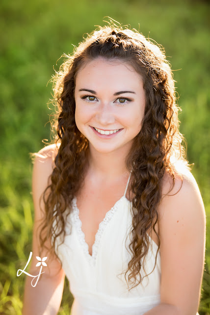 senior girl portrait, natural light, outdoors