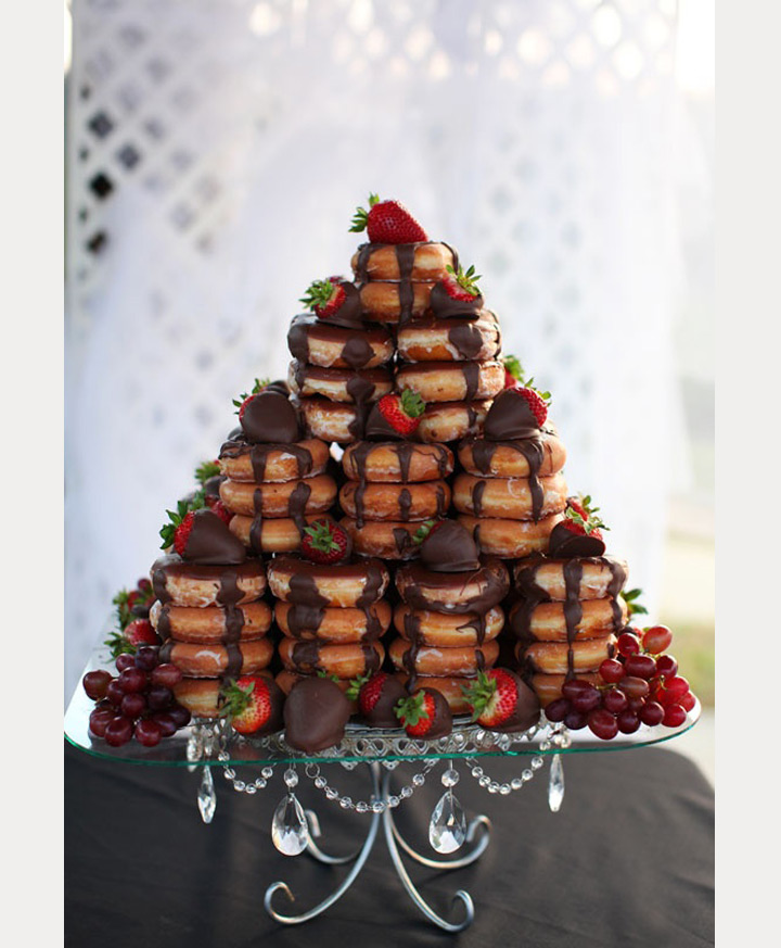 cubiertos de chocolate y decorados con fresas y uvas