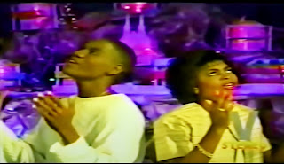Capture d'écran de la vidéo de la chanson "Nwèl san ou," avec Roosevelt et Judith du groupe Alabanza