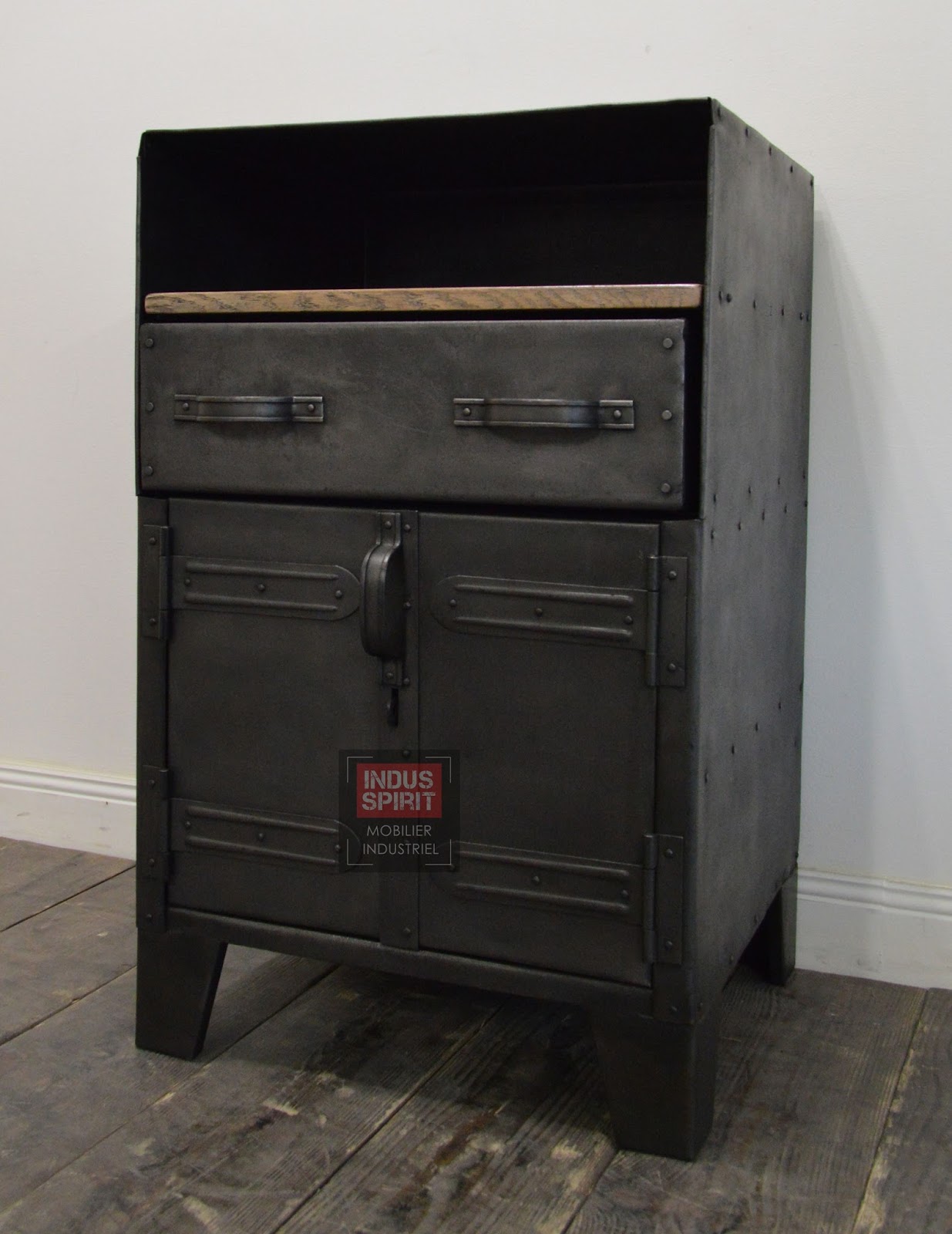 Meuble de rangement industriel riveté