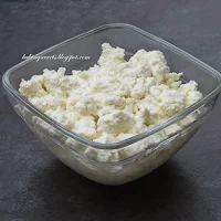 http://www.bakingsecrets.lt/2014/08/how-to-make-cottage-cheese-kaip.html