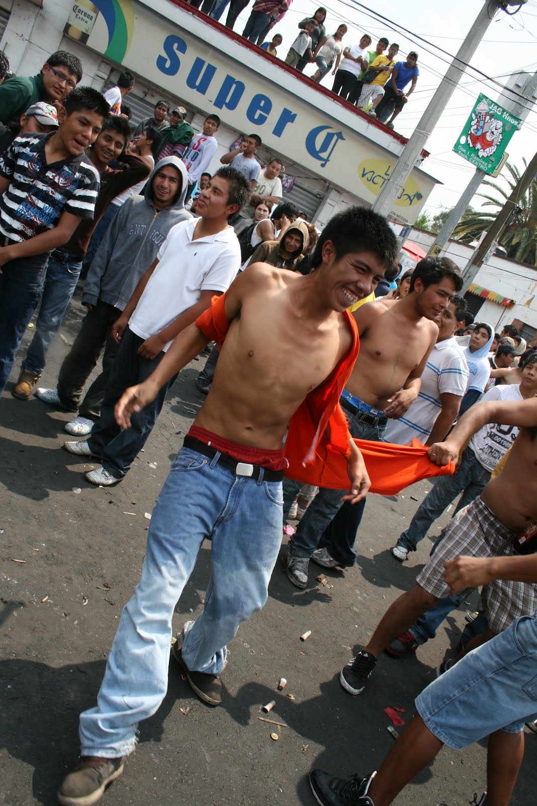 Imágenes masculinas en las calles de México.: Chacales en día de gloria