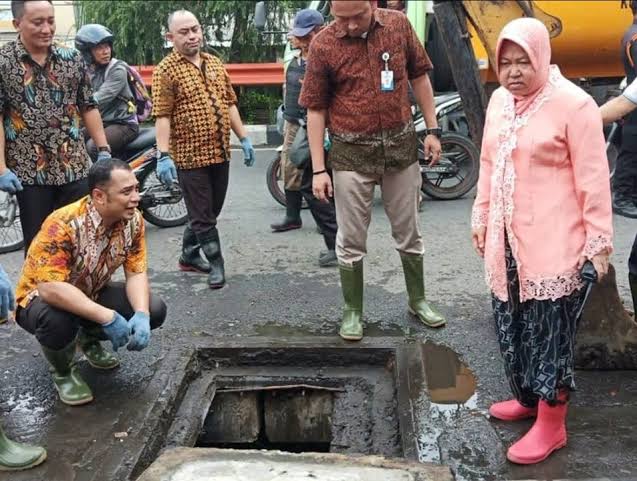Risma Minta Lurah Turun Langsung ke Lapangan Pantau Covid-19 Risma Minta Lurah Turun Langsung ke Lapangan Pantau Covid-19