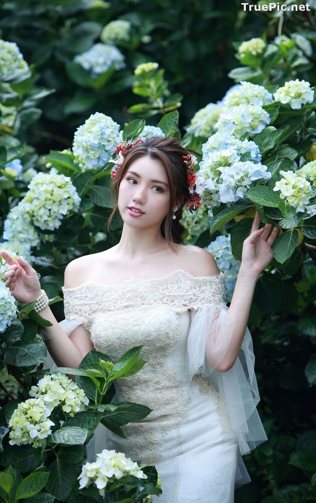 Image Taiwanese Model - 張倫甄 - Beautiful Bride and Hydrangea Flowers - TruePic.net - Picture-62