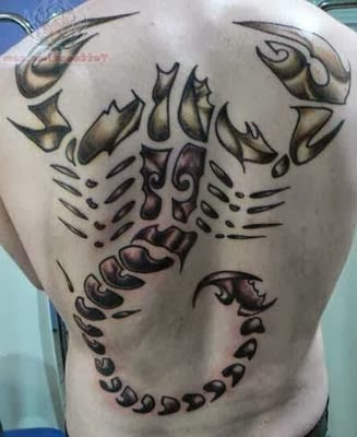 tatuagem de escorpião nas costas inteira