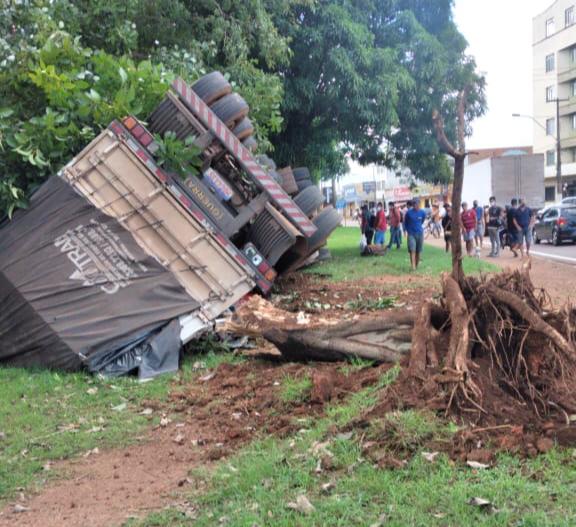 Motorista invade canteiro central e tomba carreta após derrubar árvores no Trevo do Roque 8 Motorista invade canteiro central e tomba carreta após derrubar árvores no Trevo do Roque