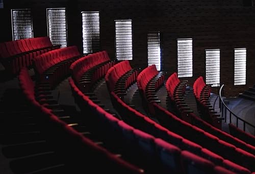 Fakta Mengapa Kursi Bioskop Warnanya Merah? Fakta Mengapa Kursi Bioskop Warnanya Merah?
