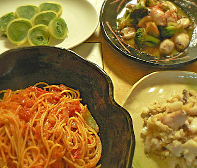 夕食の献立｜タラとトマトのパスタ　イカと野菜の炒め物　大葉沢庵