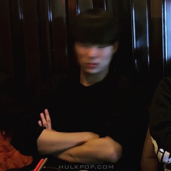 Young zzuneY – WHO AM I – Single