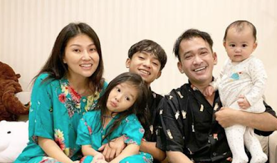 Bikin Haru, Ruben Onsu Berangkatkan Umroh Karyawannya Hingga Mereka yang Jadi Korban Penipuan Bikin Haru, Ruben Onsu Berangkatkan Umroh Karyawannya Hingga Mereka yang Jadi Korban Penipuan