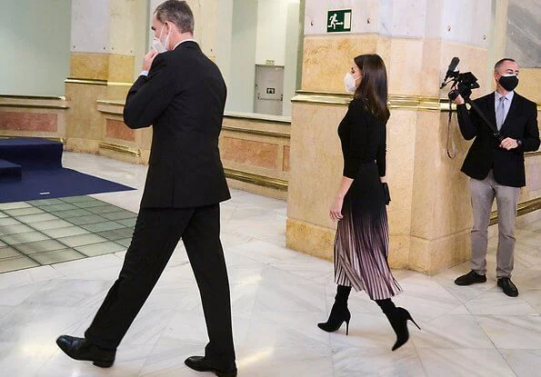 Queen Letizia wore a marlie contrast pleat midi skirt from Reiss, pink brushed wool coat from Carolina Herrera. Steve Madden dominique boots