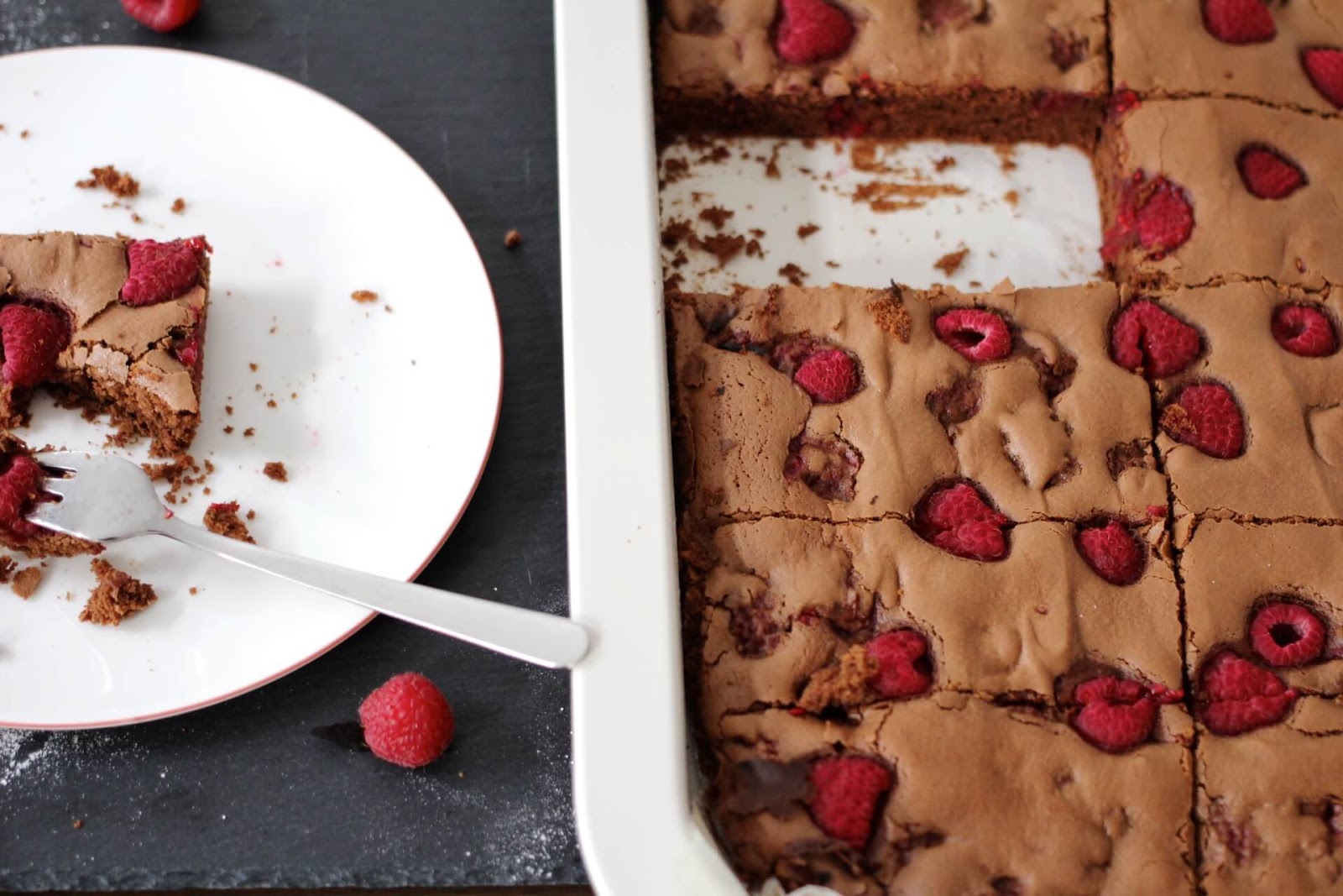 HOME OF HAPPY: FLUFFIGE SCHOKOBROWNIES MIT HIMBEEREN