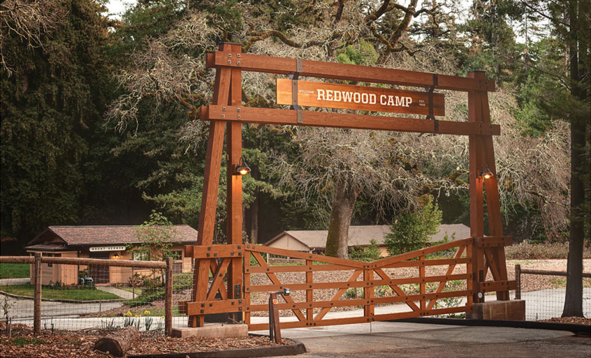 Camp gate. Лагерь Редвуд 1984. Лагерь Redwood. Лагерь Рэдвуд существует. Лагерь Редвуд американская.