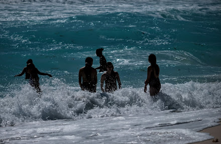 Oleaje alto y día ventoso no fue impedimento para importante afluencia dominical en las playas de Cancún