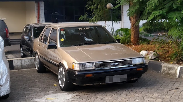 Toyota Corolla SE Saloon