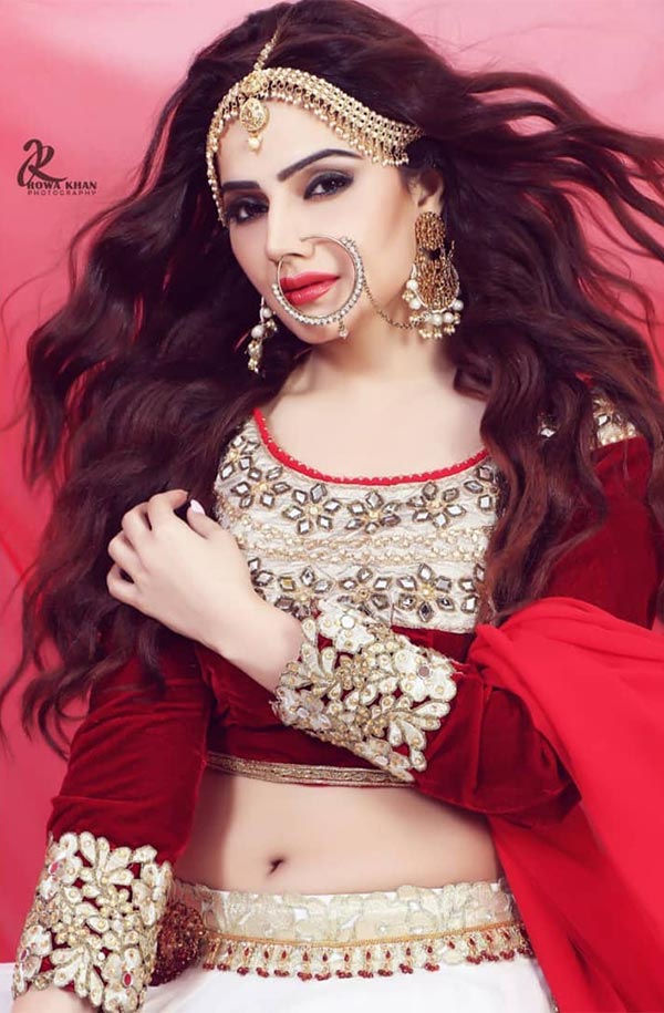 Kenisha Bhardwaj actress ullu games of karma sangeet Kenisha Bhardwaj navel saree actress ullu games of karma sangeet