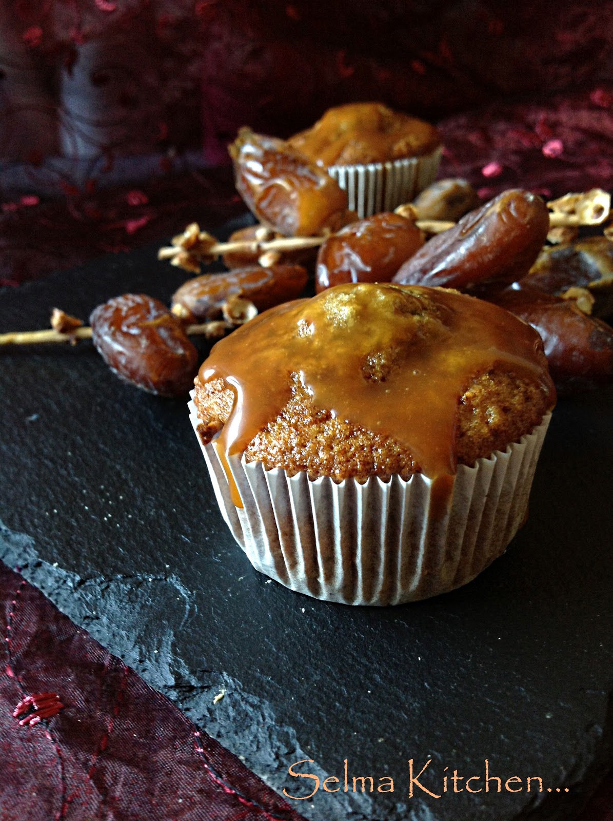 Selma Kitchen: Gateau moelleux aux dattes sauce caramel au beurre salé