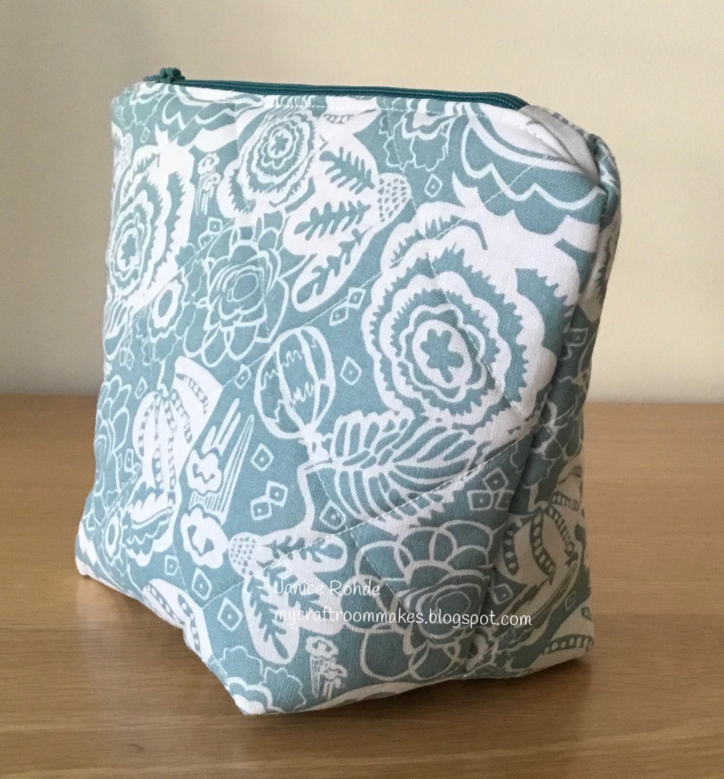 My Craft Room Makes: A Quilted Flat Bottom Make Up Bag