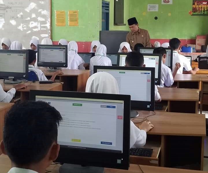 Bupati Adirozal Pantau Pelaksanaan UN SD dan SMP di Kerinci