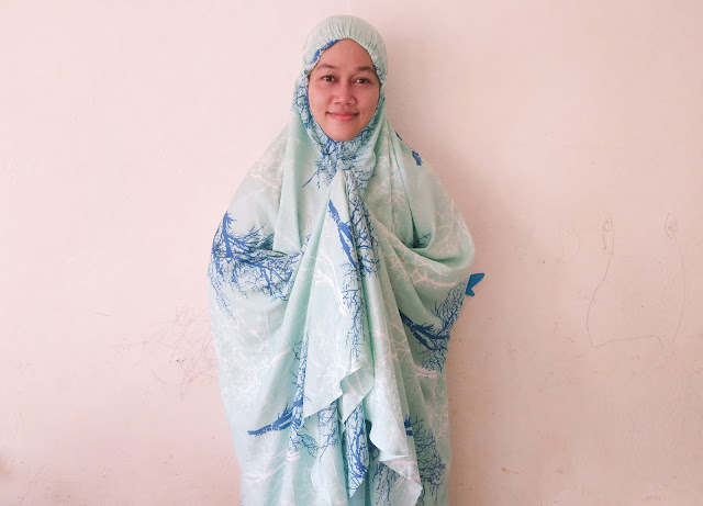 mencoba mukena tosca dari tazbia