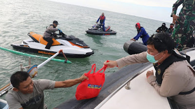 Wagub Kandouw Bersama Forkopimda Sulut Bagikan Sembako ke Warga Pesisir Pantai Utara