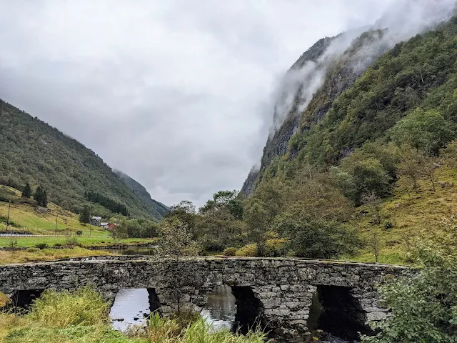 Norway Road Trip: stone bridge and mountains