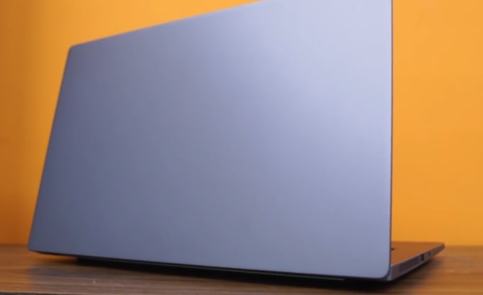 The anodized all-aluminum build of Mi Notebook 14 Horizon laptop. No branding on the display lid.