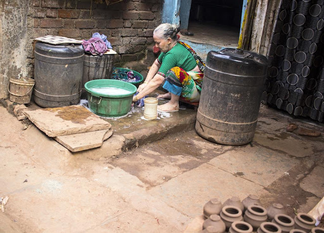 housewife, daily life, routine, morning, kumbharwada, dharavi, potters, street, street photo, mumbai, india, 