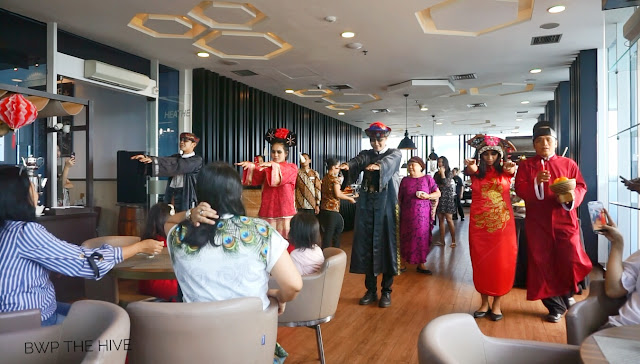 Hotelier yang memiliki kemampuan dalam menghibur tamu Penampilan+Vampire+Saat+Tahun+Baru+Imlek+hotel+dekat+halim