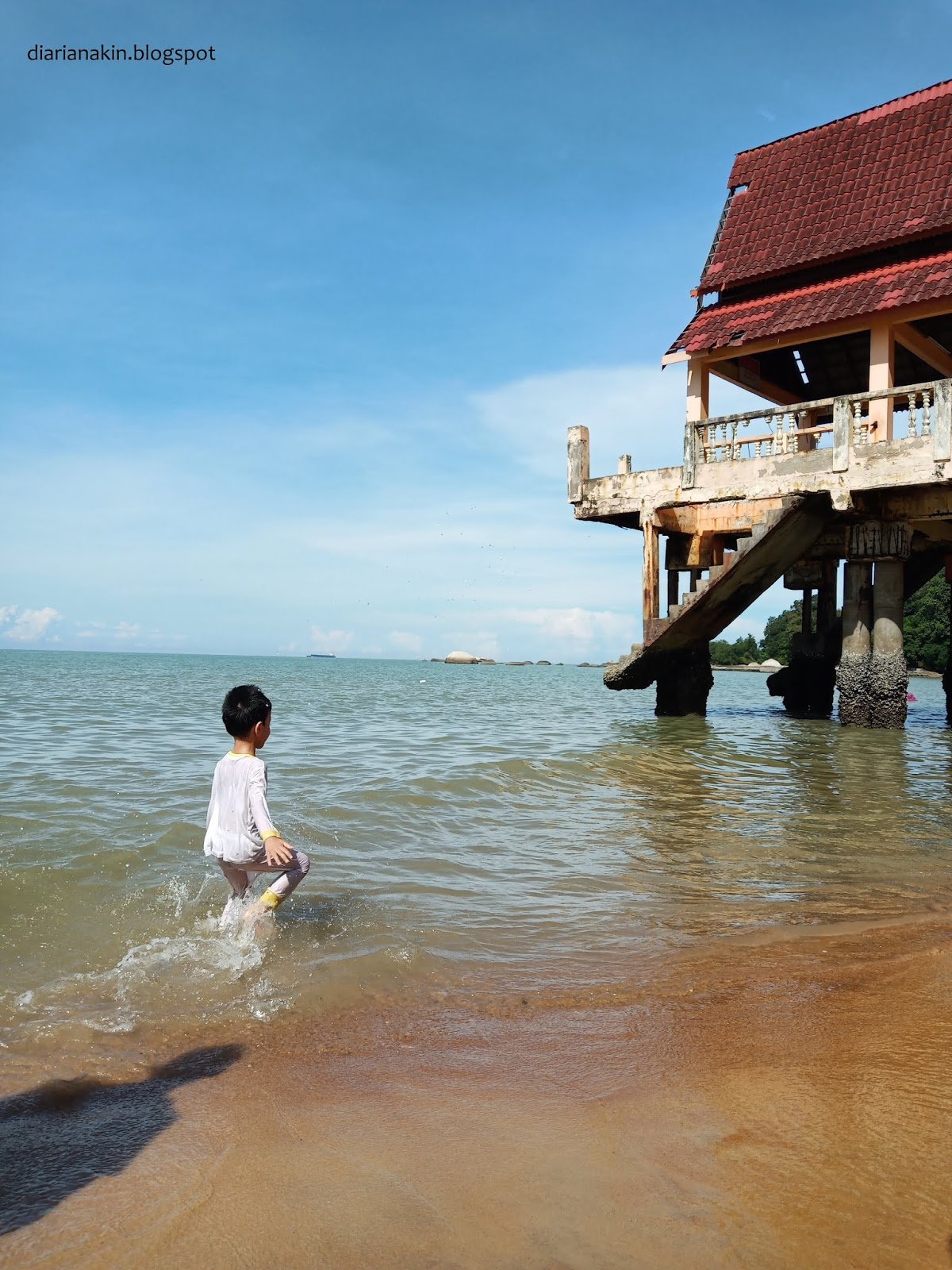 Kuconteng Diari Berkelah di Pantai Tanjung Bidara, Melaka