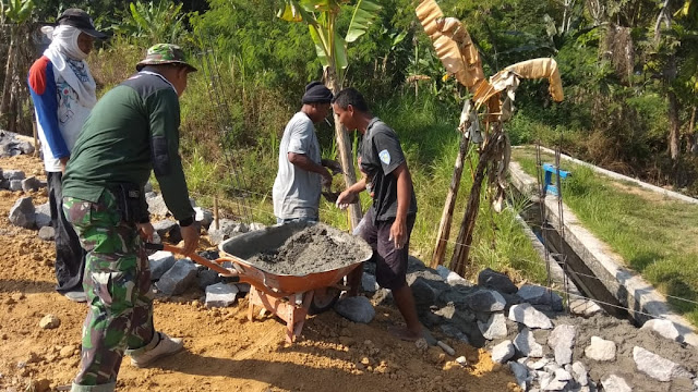 Menjelang Musim Hujan Babinsa Dan Warga Gotong Royong Membuat Talud
