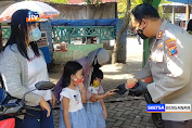 Sosialisasikan Taat Prokes, Kapolres Bagi Masker Di Pasar