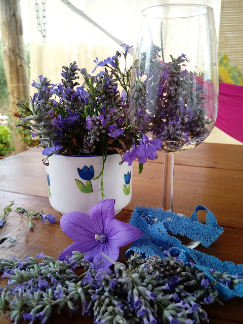 Decorando con lavanda en copa de cristal y flores azules