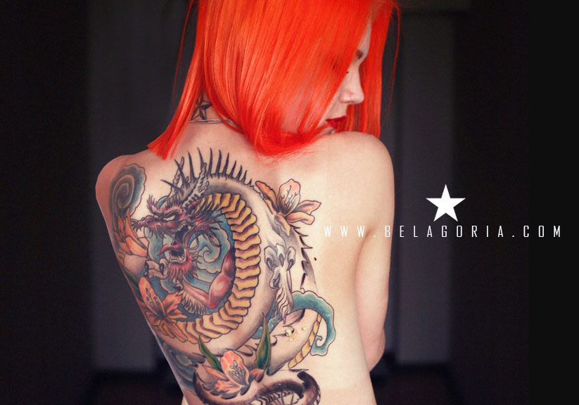 chica pelirroja con tatuaje de dragón oriental