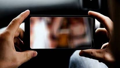 कोल्ड ड्रिंक में नशीला पदार्थ मिलाकर शिक्षिका से दुष्कर्म, 13 लाख ऐंठे