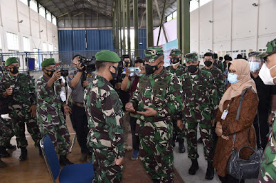 Kasum TNI Tinjau Pelaksanaan Serbuan Vaksinasi Covid-19 Terhadap Ribuan Babinsa dan Babinpotdirga di Solo
