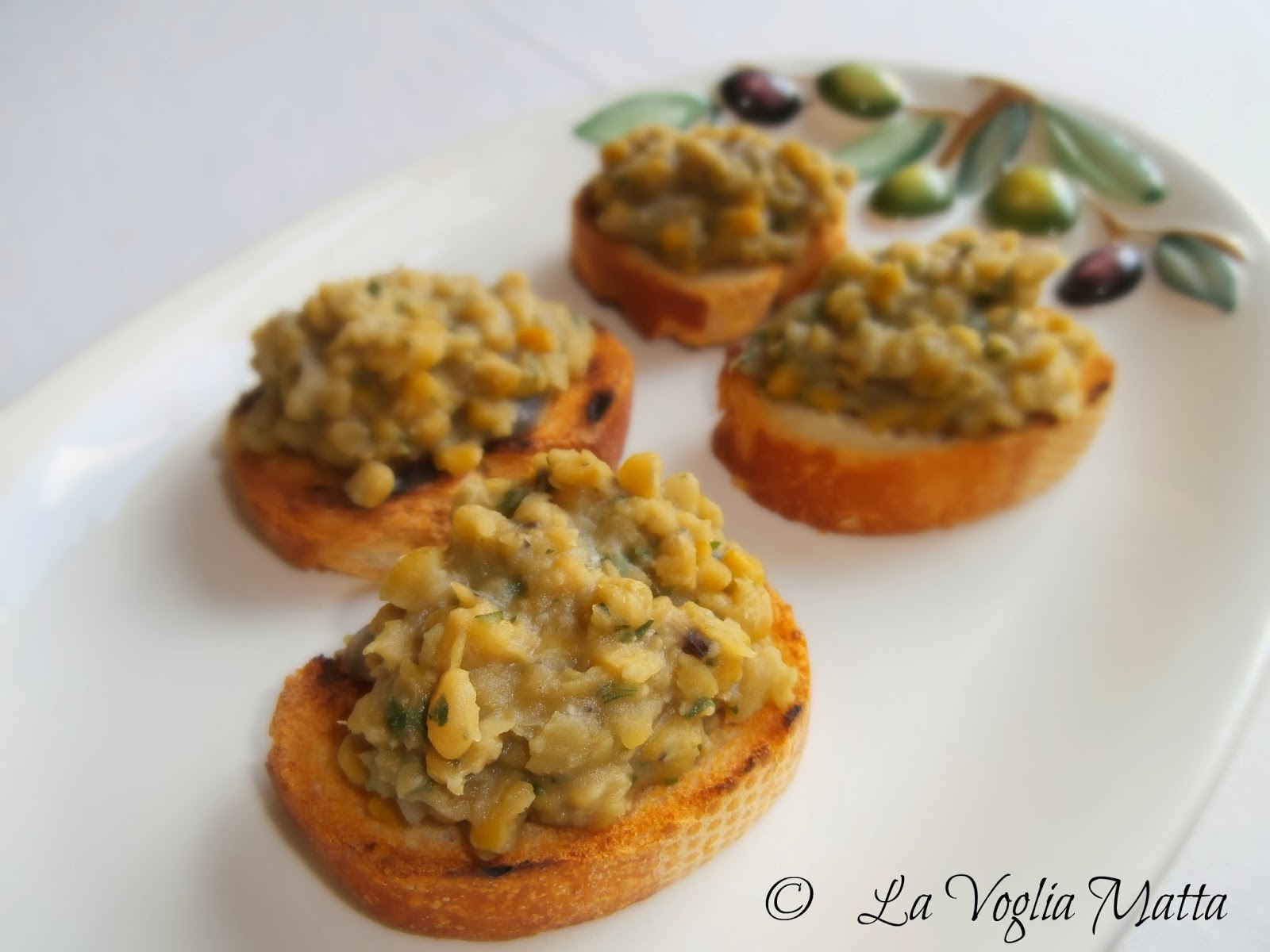 cucina greca : crostini con  le fave 