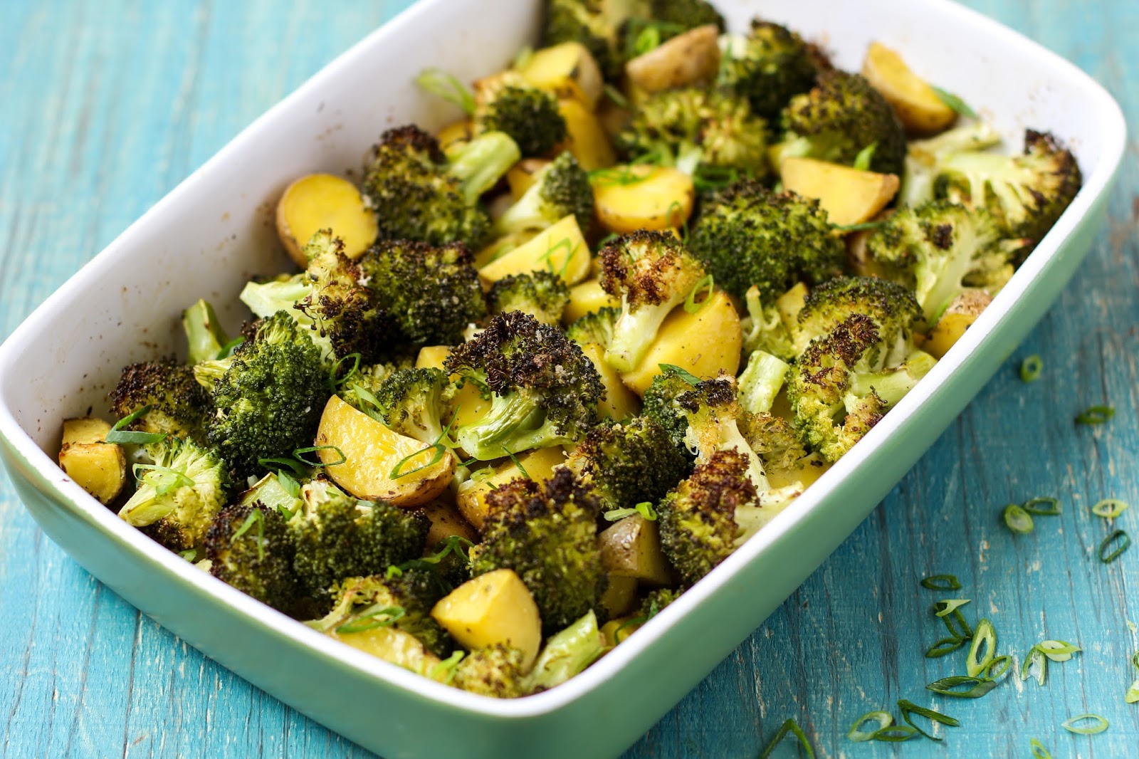 печеная картошка брокколи. курица с картошкой и брокколи в духовке. брокколи в сливочном соусе с сыром. брокколи под сыром в духовке. брокколи с картошкой в духовке запеченные.