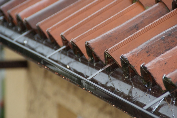 grondaia-rame-pioggia-acqua-tetto-coppi grondaia-rame-pioggia-acqua-tetto-coppi