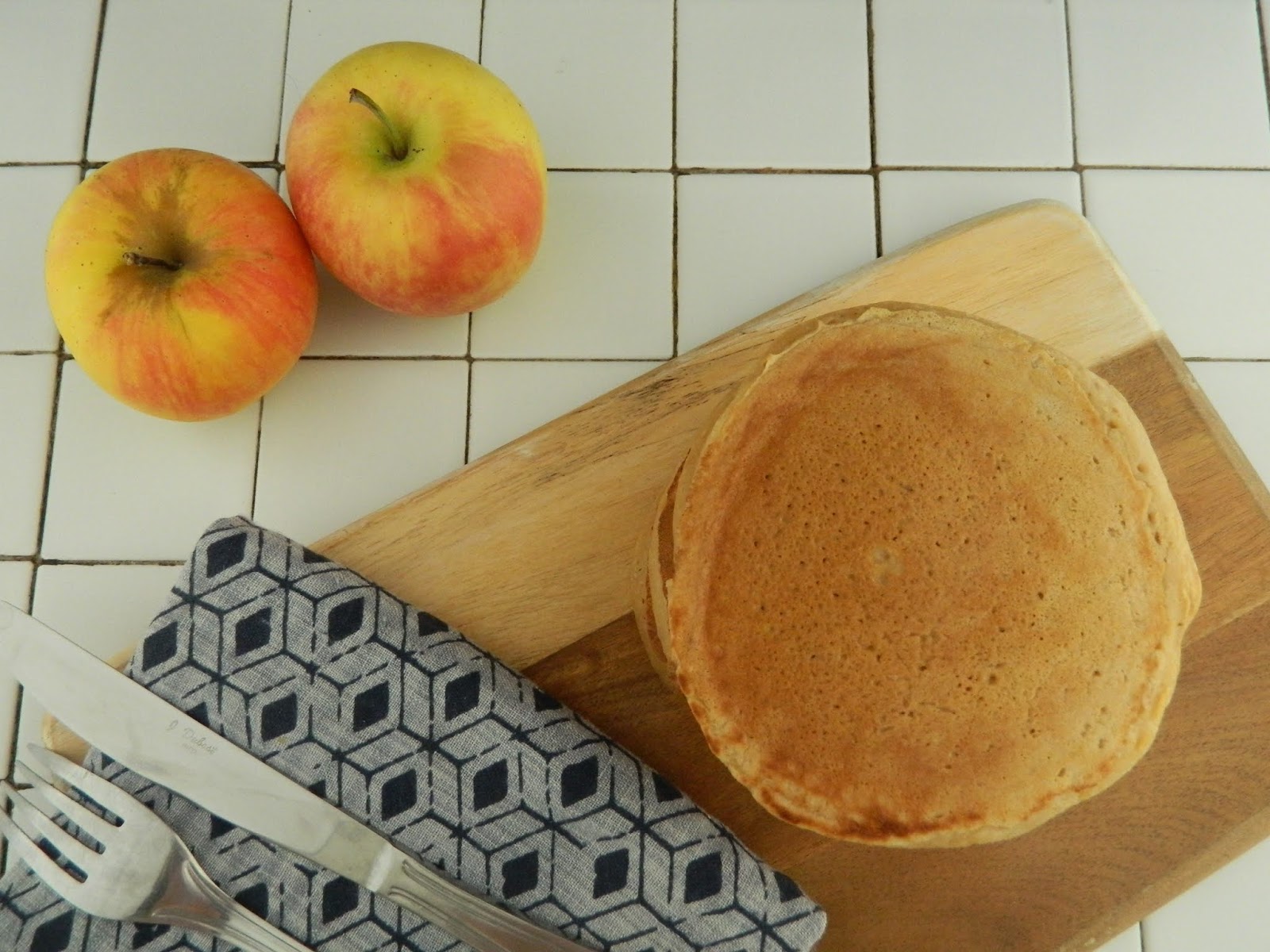 LAKIWIZINE {Crêpes} Pancake à la compote de pomme et à la fève tonka.