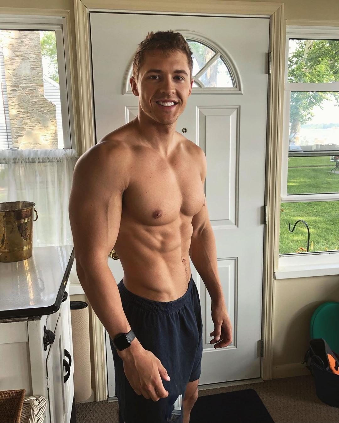 cute-dude-neighbor-next-door-smiling-beefy-muscle-bare-chest-body-huge-arms-pecs