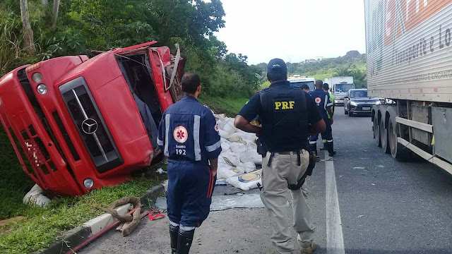 Motorista fica ferido após caminhão tombar na BR-324