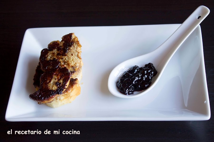 Tosta de foie con mermelada de arándanos