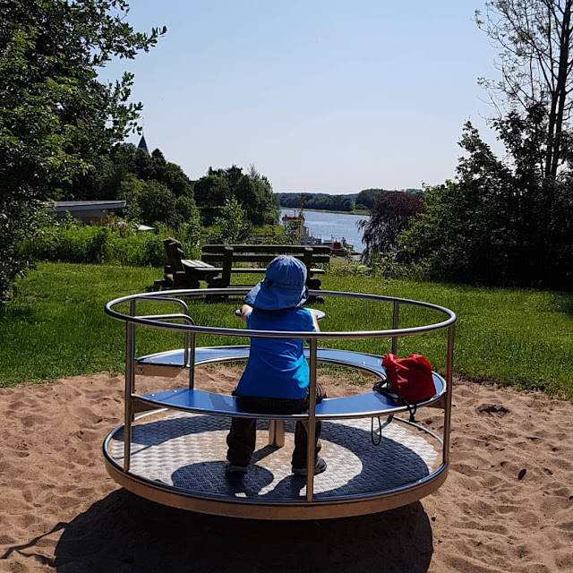4 außergewöhnliche Spielplätze in der Umgebung von Kiel. Spielen mit Blick auf den Nord-Ostsee-Kanal ist in Sehestedt möglich.