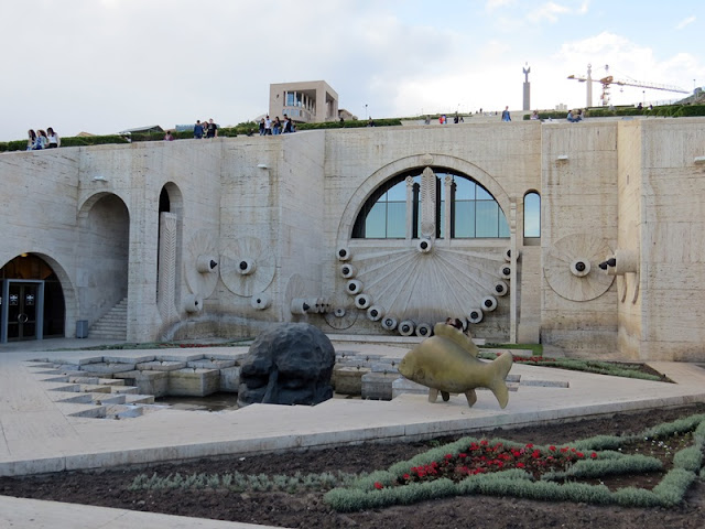 The Cascade, ornamennya membawa pikiran ke dunia mimpi