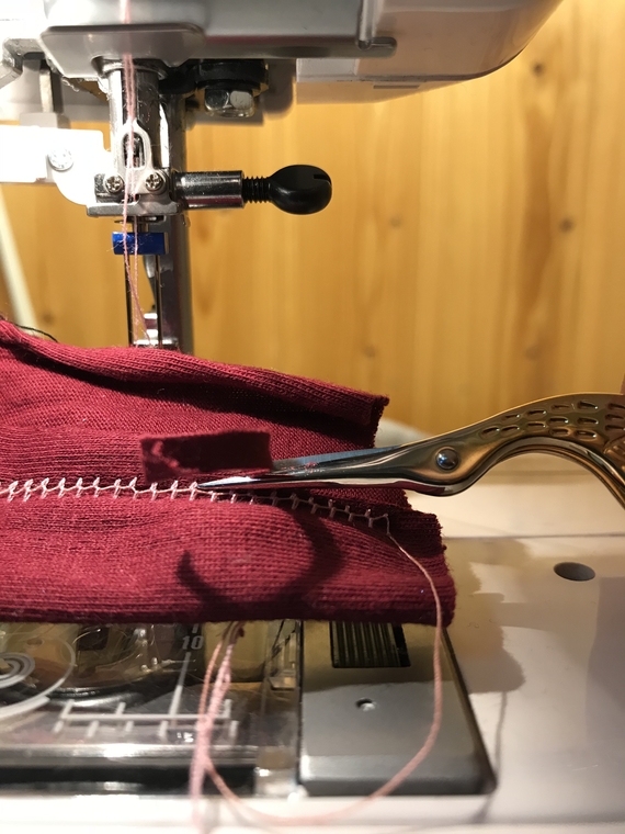 kaksoisneulaompeleen viimeistely Kaksoisneula ompeleen viimeistely tehdään saksilla leikkaamalla.