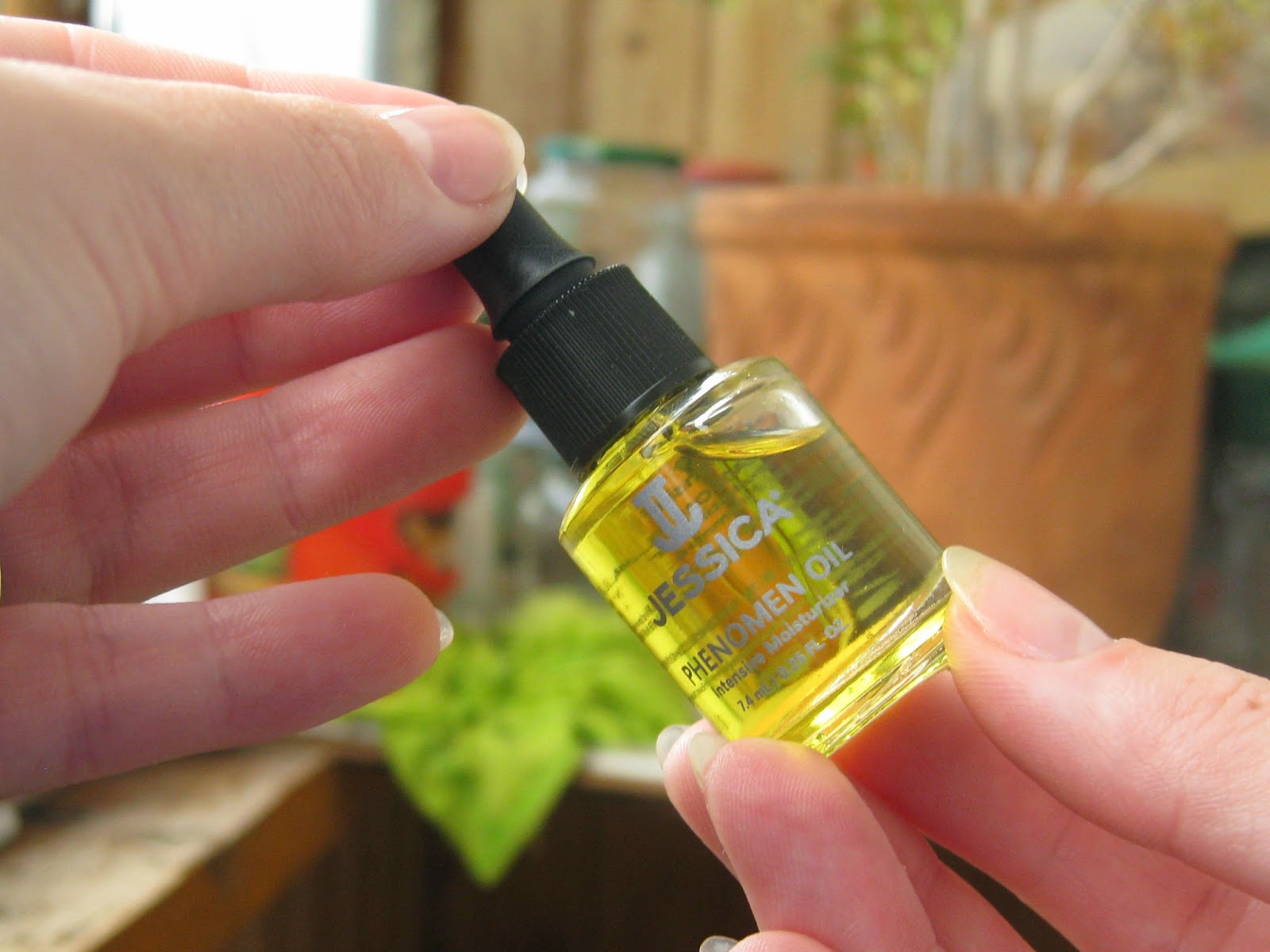 Как пользоваться маслом для ногтей. Лечебное масло для ногтей. Масло для кутикулы руки. Как пользоваться маслом для ногтей. Coscelia масло для кутикулы.