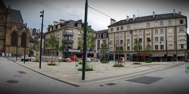 Vue du côté sud, en venant de la rue Dreyfus et après la passerelle Saint-Germain...