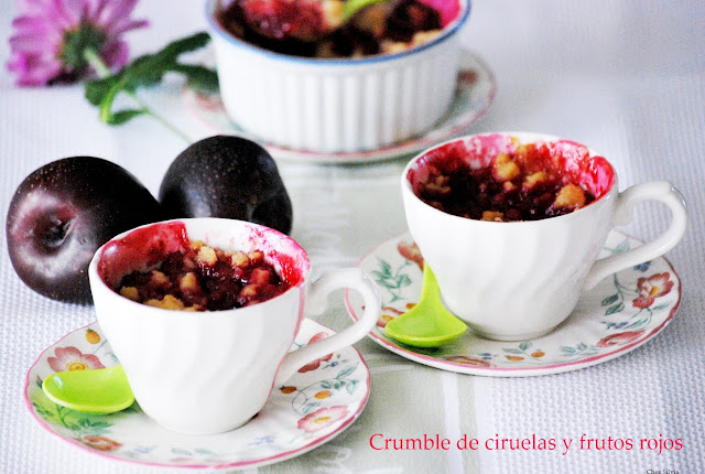 Crumble de ciruelas y frutos rojos. 