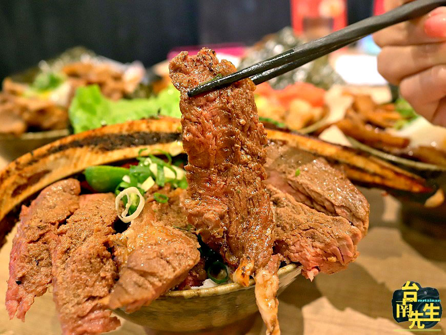 台南日式丼飯/超值佛心價最低120元起/從路邊小攤販賣到連鎖餐飲品牌/雞白湯+飲品內用無限暢飲喝到飽/現點現烤直火炙燒/獨家秘製燒肉醬/使用台灣豬/一開店就有客人上門